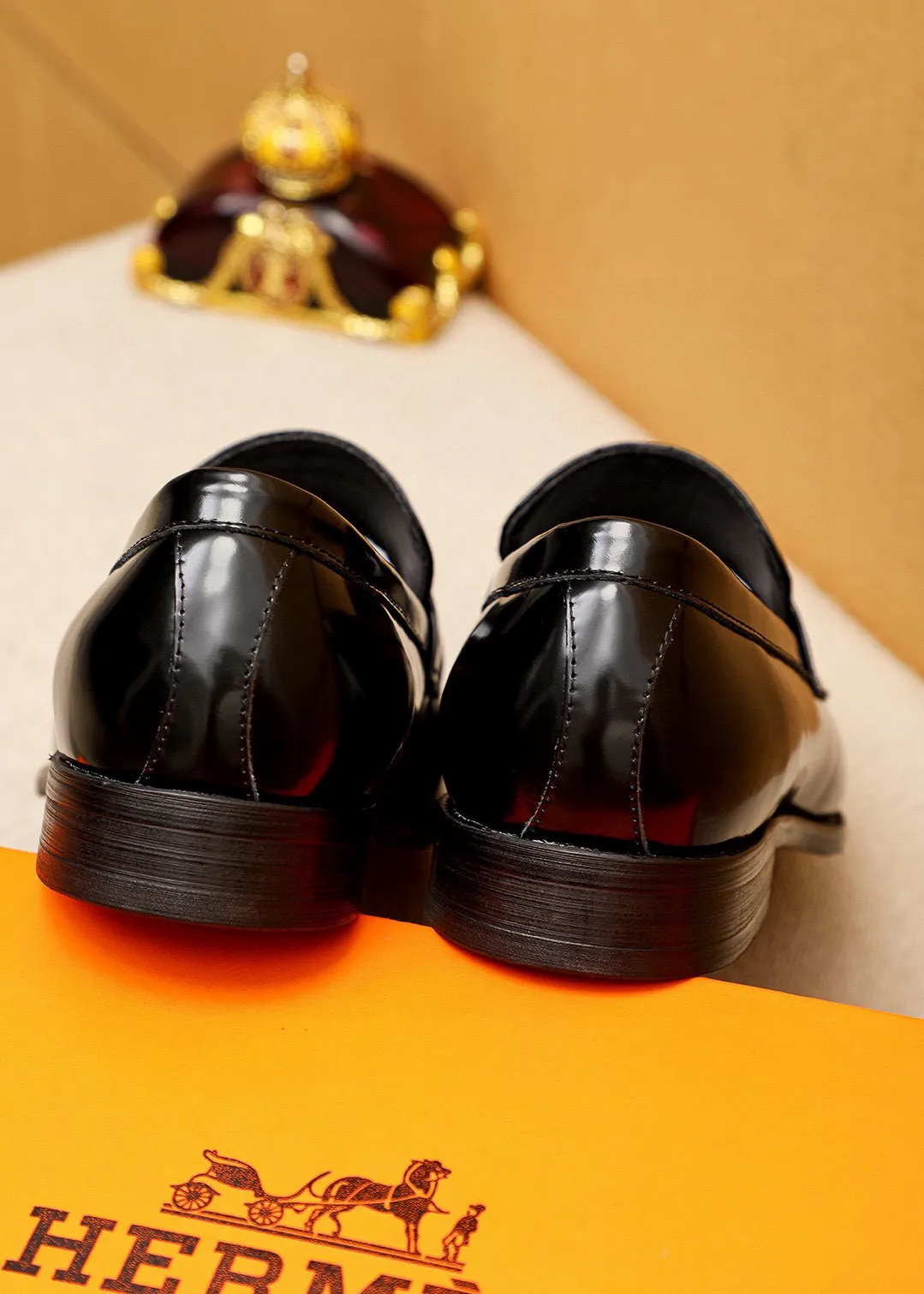 Men's shoes 💰460 💐 Product trademark: HERMES "Hermès" casual leather shoes Regular size: 39-44 (38.45.46🉑️Customized) Product materials: Selected imported first-layer calfskin embossed upper + classic hardware buckle, imported water-dyed 🐂 cowhide lining. Strong three-dimensional visual effect, combined outsole Color: 2⃣️colors available